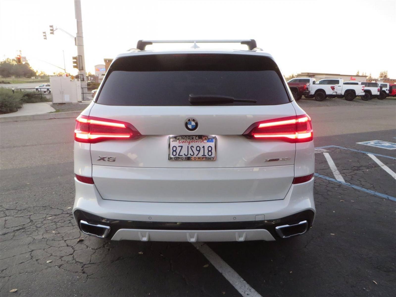 2022 White /BROWN BMW X5 xDrive40i (5UXCR6C08N9) with an 3.0L L6 DOHC 24V engine, 8A transmission, located at 2630 Grass Valley Highway, Auburn, CA, 95603, (530) 508-5100, 38.937893, -121.095482 - Photo #5